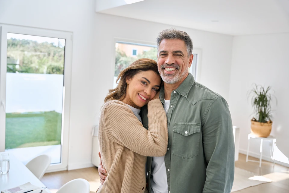 Salle de bain moderne et spacieuse avec sol en carrelage gris grand format