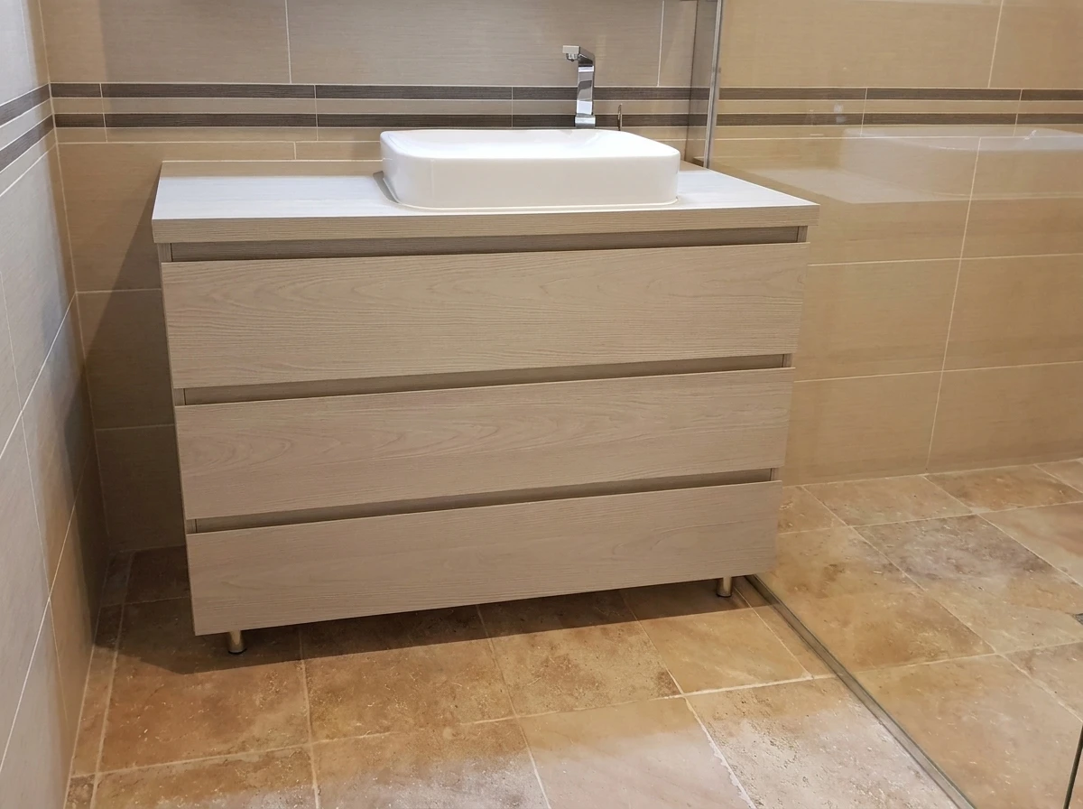 Salle de bain moderne avec douche à l'italienne vitrée, WC et bidet suspendus blancs, sèche-serviettes blanc à lames horizontales