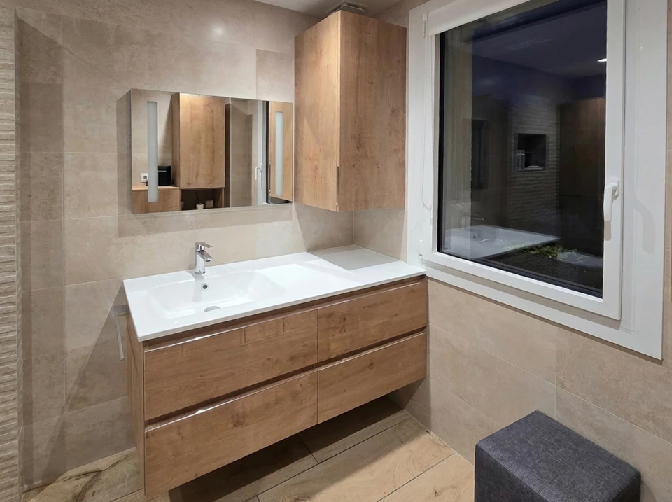 Salle de bain moderne et compacte avec WC suspendu mural, bâti-support encastré et plaque de déclenchement blanche