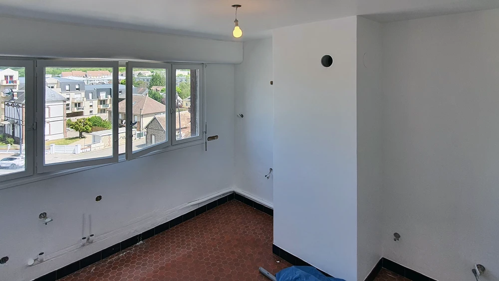 Salle de bain moderne et spacieuse avec sol en carrelage gris grand format