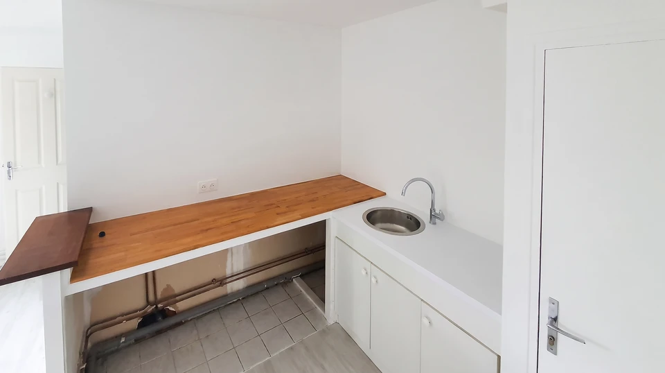 Salle de bain moderne et spacieuse avec sol en carrelage gris grand format