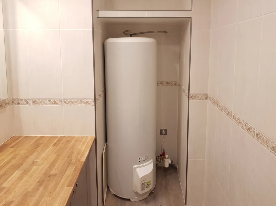 Salle de bain moderne et spacieuse avec sol en carrelage gris grand format