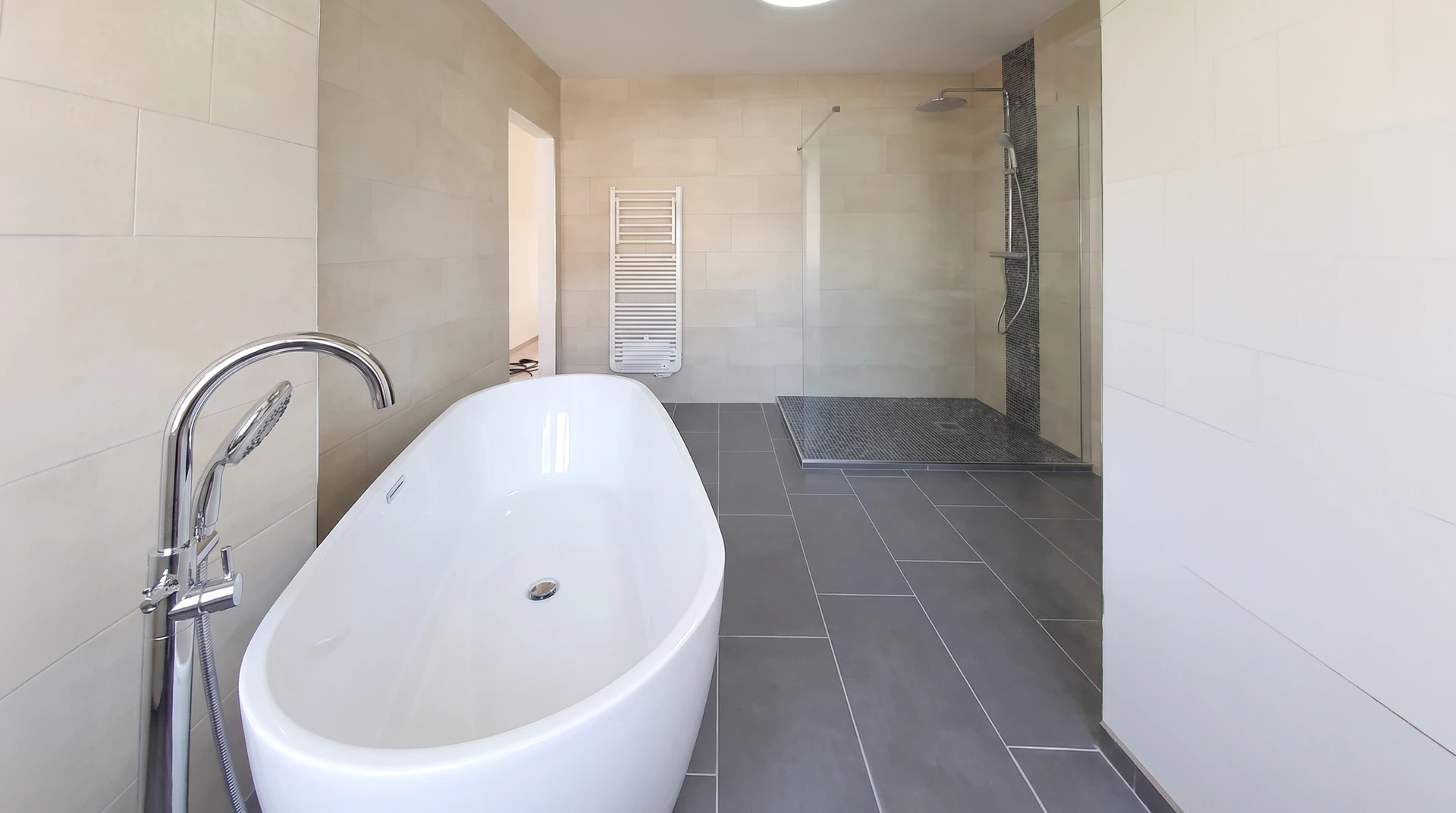 Salle de bain moderne avec vasque ronde en marbre emperador foncé, posée sur un plan de travail en chêne massif lamellé-collé