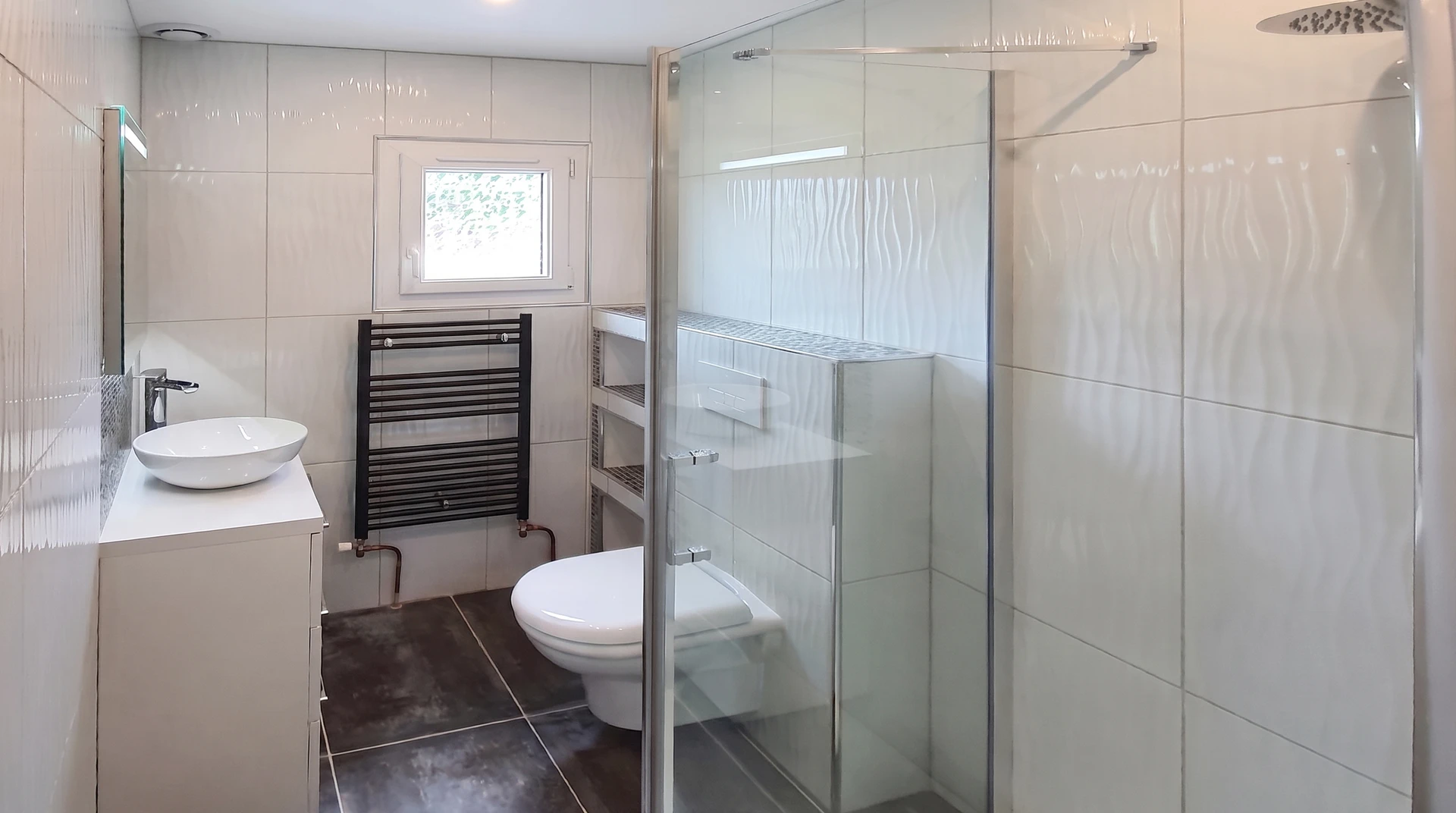 Salle de bain moderne et spacieuse avec sol en carrelage gris grand format